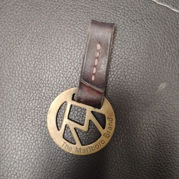 VINTAGE THE MARLBORO SOLID BRASS AND LEATHER KEY CHARM NRMINT CONDITION - Picture 2 of 5
